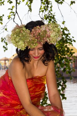 Genç Rus kadın başında çiçekler ortancaları çelenk, 