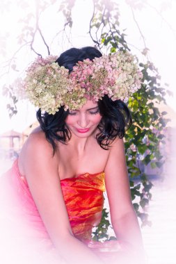 Genç Rus kadın başında çiçekler ortancaları çelenk, 