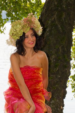 Genç Rus kadın başında çiçekler ortancaları çelenk, 