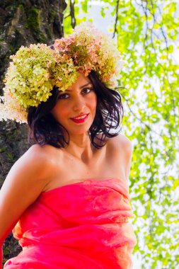 Genç Rus kadın başında çiçekler ortancaları çelenk, 