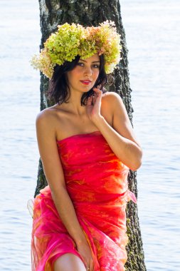 Genç Rus kadın başında çiçekler ortancaları çelenk, 