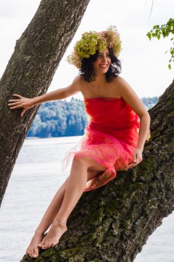 Genç Rus kadın başında çiçekler ortancaları çelenk, 