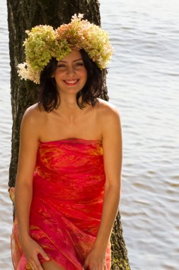 Genç Rus kadın başında çiçekler ortancaları çelenk, 