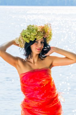 Genç Rus kadın başında çiçekler ortancaları çelenk, 