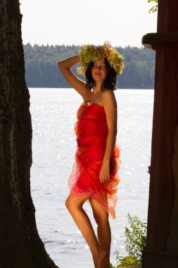 Genç Rus kadın başında çiçekler ortancaları çelenk, 