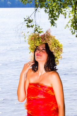 Genç Rus kadın başında çiçekler ortancaları çelenk, 