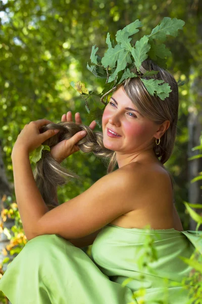 Young Russian woman on her head a crown of oak leaves — Stock Photo, Image