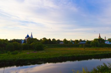 Rusya, Suzdal, Vladimir Bölgesi, Suzdal Kremlin, günbatımı Kamenka nehrinde
