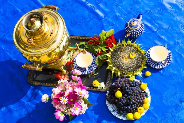 Al final del verano. Samovar, tazas de té y regalos de otoño - flores, verduras y frutas — Foto de Stock