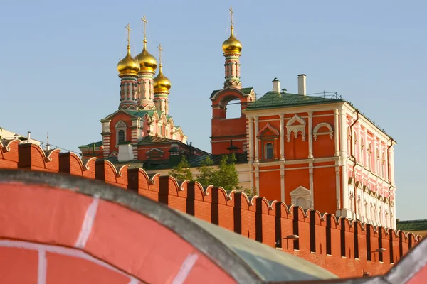 Rusia, Moscú, 2 de mayo de 2011 - las murallas del Kremlin y cathe — Foto de Stock