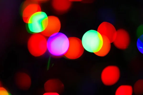 L'image abstraite. Lumières floues des guirlandes des arbres de Noël. Bokeh coloré . — Photo