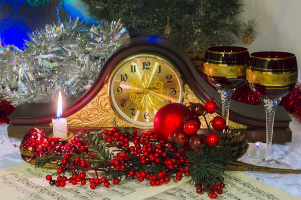 Mantel relojes sin manos, rodeado de accesorios de Navidad — Foto de Stock