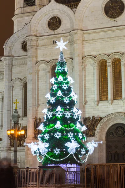 Χριστουγεννιάτικο δέντρο στην πλατεία πριν από τον καθεδρικό ναό του Χριστού Σωτήρος στη Μόσχα. Ρωσία. — Φωτογραφία Αρχείου