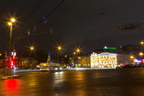Rusia, Moscú, 7 de enero de 2016 - Noche de Navidad calles de la ciudad, fes — Foto de Stock