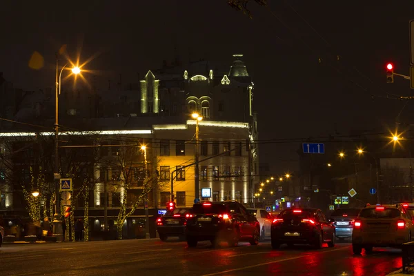 Росія, Москва, 7 січня 2016 - Різдвяна ніч вулицях міста з автомобілів зупинився на перехресті, лит червоними вогнями, гальмівних вогнів, спалювання. — стокове фото