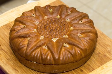 Ev yapımı kekler - kek ya da pasta, pasta bir bambu tahta üzerinde.