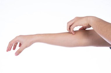 Kolunu kaşıyan bir adam beyaz arka planı izole etmiş. Reklam konsepti için tıbbi ve sağlık hizmeti.