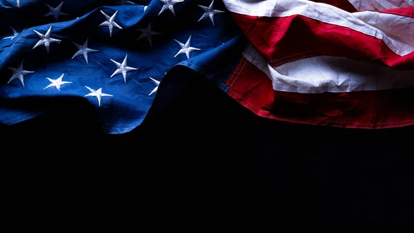 Amerikan bayrağı siyah arka plana karşı. Anma, Başkanlar, Gaziler, İşçiler, Bağımsızlık Günü ya da 4 Temmuz kutlamaları için. Üst görünüm, metin için boşluk kopyala.