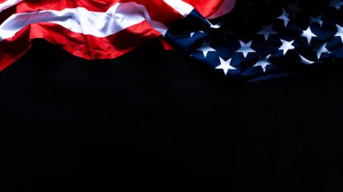 Amerikan bayrağı siyah arka plana karşı. Anma, Başkanlar, Gaziler, İşçiler, Bağımsızlık Günü ya da 4 Temmuz kutlamaları için. Üst görünüm, metin için boşluk kopyala.