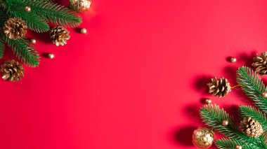 Noel arkaplanı. Kırmızı zemin üzerinde noel süslemeleri ve metin için fotokopi alanı. Düz yatak, kış, kartpostal şablonu, yeni yıl konsepti.