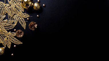 Noel arkaplanı. Siyah arkaplan üzerine noel süslemeleri ve metin için fotokopi alanı. Düz yatak, kış, kartpostal şablonu, yeni yıl konsepti.