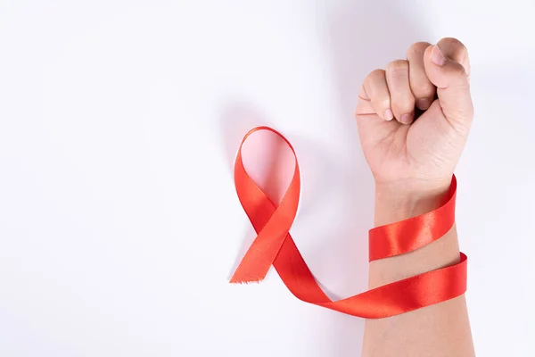 Aids farkındalığı, beyaz arka planda kırmızı kurdele tutan kadın elleri ve metin için kopyalama alanı. Dünya Yardım Günü, Sağlık ve Tıbbi Konsept.