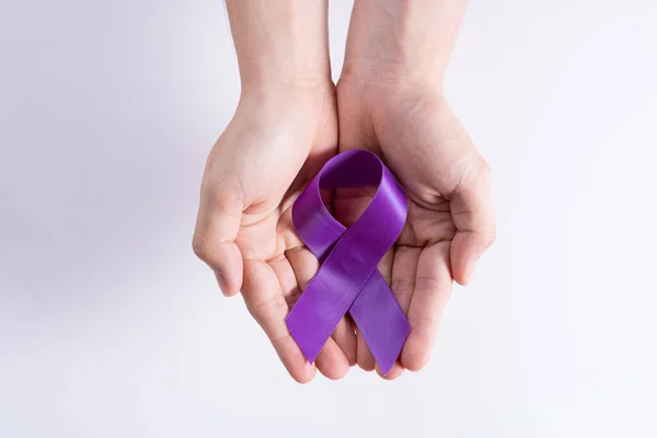 Giornata Mondiale Del Cancro Mani Che Tengono Nastro Viola Sfondo — Foto Stock