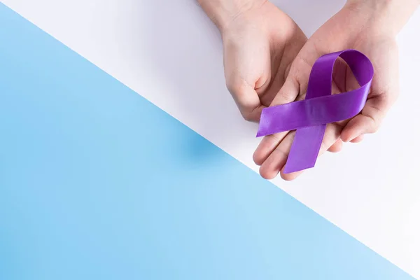 Día Mundial Del Cáncer Manos Con Cinta Púrpura Fondo Azul — Foto de Stock