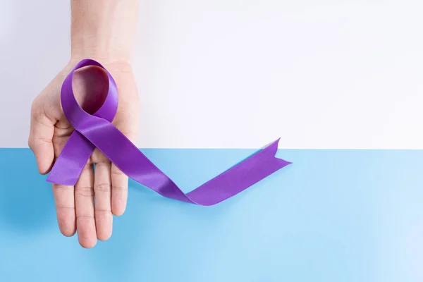 Día Mundial Del Cáncer Manos Con Cinta Púrpura Fondo Azul — Foto de Stock