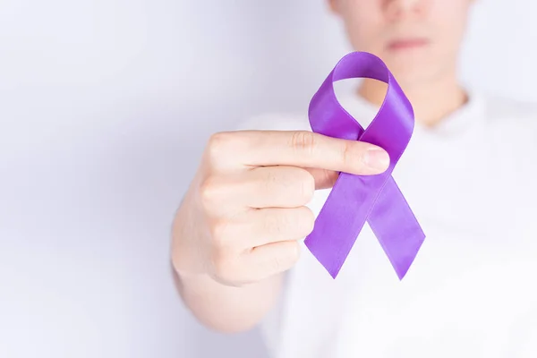 Giornata Mondiale Del Cancro Mani Che Tengono Nastro Viola Sfondo — Foto Stock