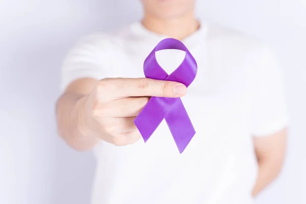 Día Mundial Del Cáncer Manos Con Cinta Púrpura Sobre Fondo — Foto de Stock