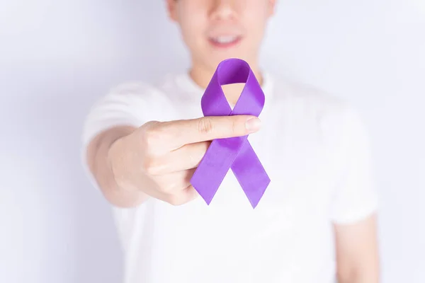 Giornata Mondiale Del Cancro Mani Che Tengono Nastro Viola Sfondo — Foto Stock