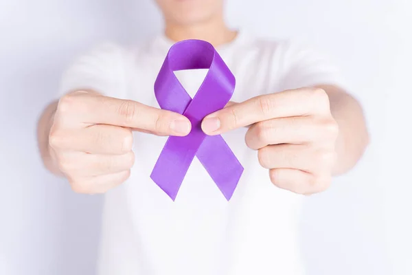 Giornata Mondiale Del Cancro Mani Che Tengono Nastro Viola Sfondo — Foto Stock