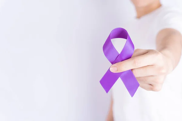 世界の癌の日 手はテキストのためのコピースペースと灰色の背景に紫色のリボンを保持 医療の概念 — ストック写真