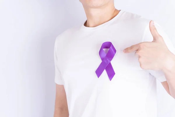 Día Mundial Del Cáncer Cinta Púrpura Sobre Fondo Gris Aislado — Foto de Stock