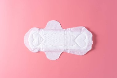 Hijyenik ped, pembe arka planda hijyenik peçete. Regl, kadın hijyeni, üst tabaka..