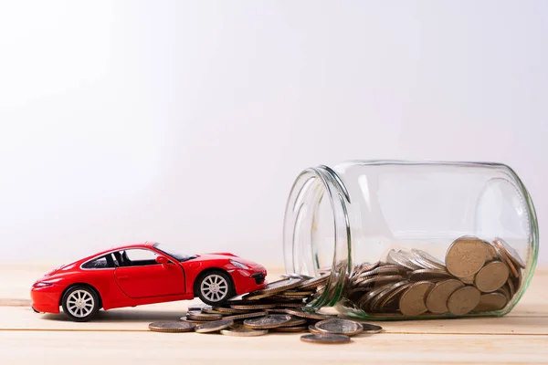 Frasco Moedas Carro Vermelho Sobre Mesa Madeira Isolado Fundo Cinza — Fotografia de Stock