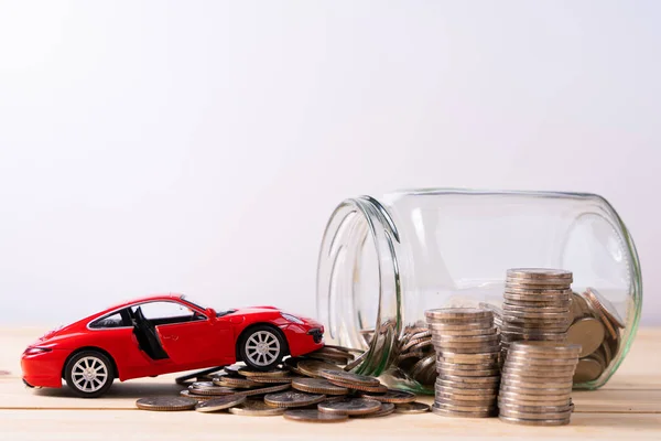 Банка Монет Красный Автомобиль Деревянном Столе Изолированный Серый Фон Экономия Стоковая Картинка