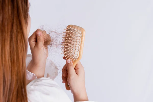 Primer Plano Mano Celebración Peine Caída Del Cabello Problema Aislado Imágenes de stock libres de derechos