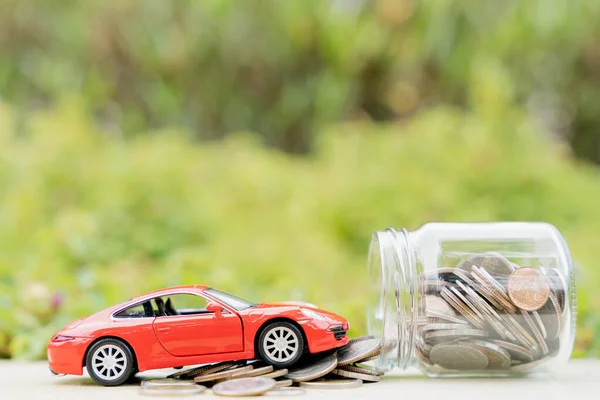 Coche Rojo Frasco Moneda Sobre Fondo Natural Verde Borroso Ahorro Fotos de stock libres de derechos