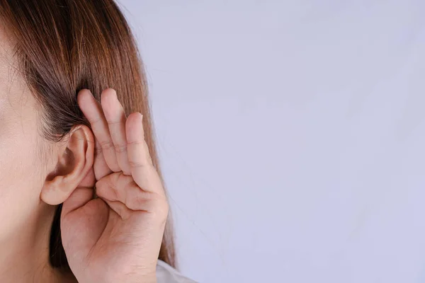 Nainen Kuulon Heikkenemistä Tai Kuulovaikeuksia Kuppia Kätensä Takana Hänen Korvansa kuvapankkikuva