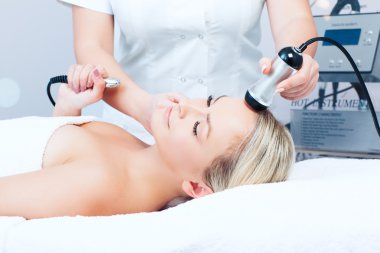 Mezoterapi yordamı alma kadın