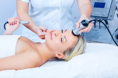 Mezoterapi yordamı alma kadın