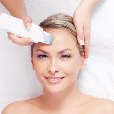 woman getting ultrasonic peeling in a beauty parlour
