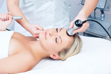 Mezoterapi yordamı alma kadın