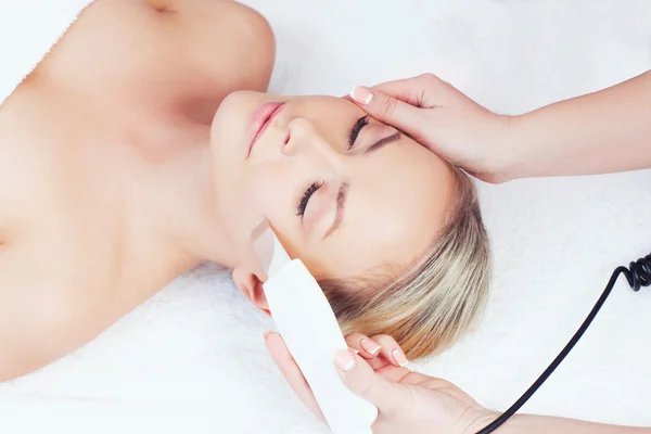 Woman getting ultrasonic peeling in a beauty parlour — ストック写真