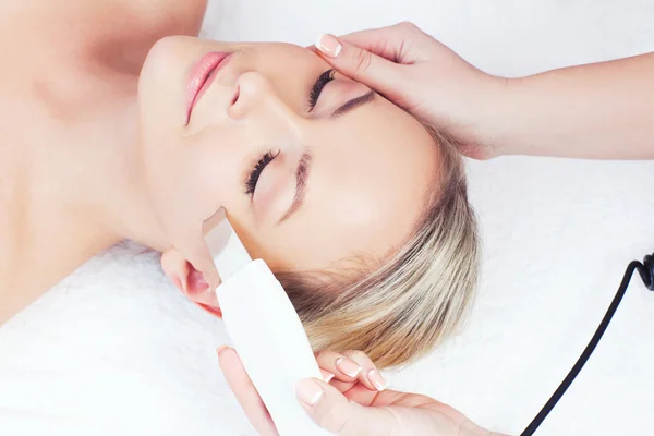 Woman getting ultrasonic peeling in a beauty parlour — Stock fotografie