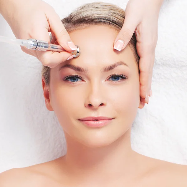 Woman getting microdermabrasion procedure — Stok fotoğraf