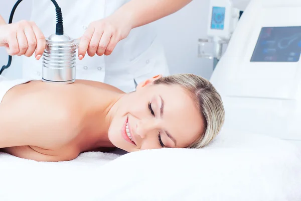 Young woman getting cavitation procedure — Stock Photo, Image