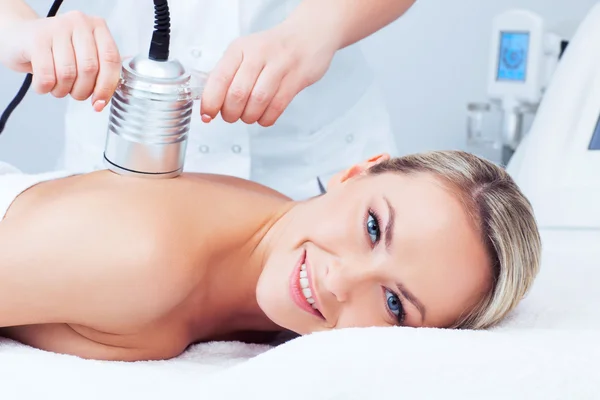 Young woman getting cavitation procedure — Stock Photo, Image